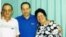 Rolando Sarraff junto a sus padres durante una visita en la cárcel hace más de dos años.