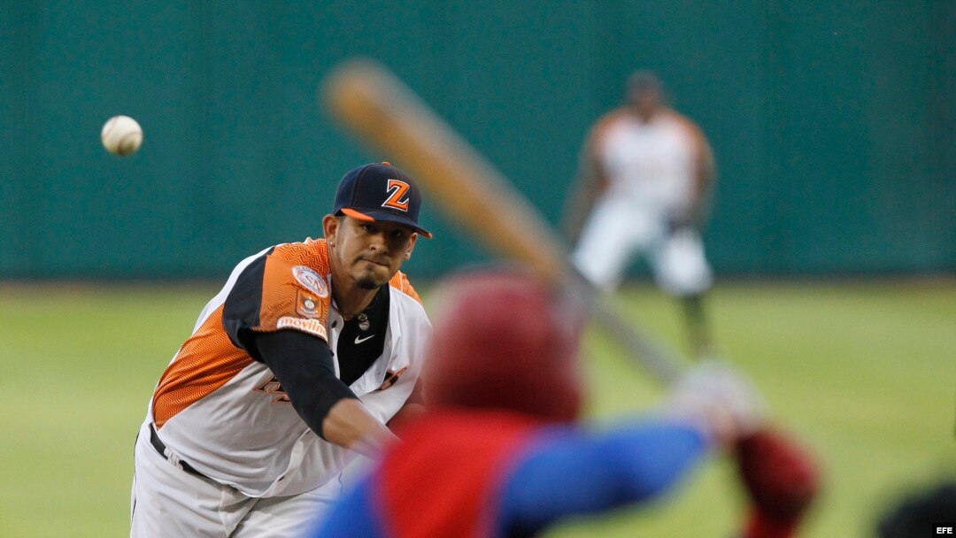 Wilfredo Boscan de las Águilas de Zulia de Venezuela lanza una bola contra los Alazanes de Granmma de Cuba.