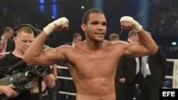 El boxeador cubano y campeón mundial de la Federación Internacional de Boxeo, Yoan Pablo Hernández, celebra su victoria ante el canadiense Troy Ross. 