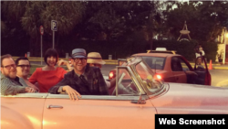 Trina Turk junto a su esposo y amigos de paseo en un convertible por La Habana. 
