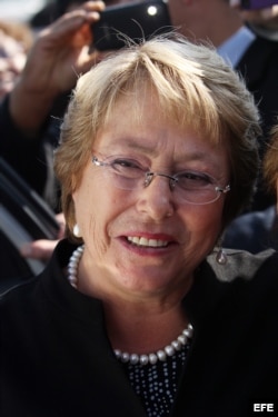 La candidata presidencial Michelle Bachelet, de la coalición opositora de centroizquierda y favorita en las encuestas, participa hoy, lunes 05 de agosto de 2013, durante un nuevo día de campaña política en Santiago de Chile (Chile), tras dos semanas de va