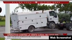 Uno de los camiones adaptados para almacenar gasolina comprada ilegalmente es remolcado por las autoridades (T51.com)