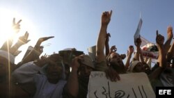 Seguidores del depuesto presidente Mohamed Morsi durante una concentración en las proximidades de la mezquita Rabaa al-Adawiya en El Cairo (Egipto) hoy, 26 de julio de 2013