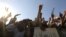 Seguidores del depuesto presidente Mohamed Morsi durante una concentración en las proximidades de la mezquita Rabaa al-Adawiya en El Cairo (Egipto) hoy, 26 de julio de 2013