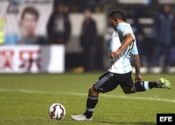 El delantero argentino Carlos Tévez lanza el penalti que dio la victoria a Argentina.
