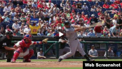 Kendrys Morales pegó jonrón en la segunda entrada.