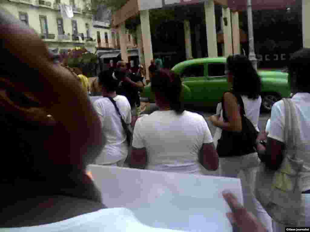Damas de Blanco marcharon el domingo 17 de abril ayer por calles de Centro Habana donde fueron reprimidas cuando comenzaron a distribuir boletines y abogar por derechos y la libertad de los presos políticos. Foto Steve M Pardo
