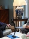 El embajador Benjamín León Jr. conversa en Madrid con José Daniel Ferrer, líder de la Unión Patriótica de Cuba. 