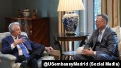 El embajador Benjamín León Jr. conversa en Madrid con José Daniel Ferrer, líder de la Unión Patriótica de Cuba. 