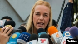 Lilian Tintori en conferencia de prensa tras la excarcelación de su esposo, el líder opositor venezolano Leopoldo López. (Foto:Twitter/NTN24)