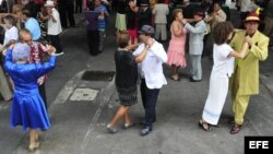 Parejas bailan en un concurso de danzón en Iztacalco, en la ciudad de México. 