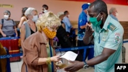 Un oficial de Migración chequea los documentos de viaje de la francesa Chantal Sastre.ADALBERTO ROQUE / AFP