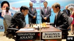 Los Grandes Maestros Viswanathan Anand (i) y Magnus Carlsen (d) disputan el Mundial de ajedrez en Madrás, India.