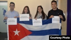 Jóvenes cubanos participan en cumbre de Bogotá.