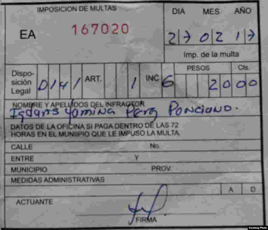 Notificación de multa a la opositora y dama de blanco Igdaris Yamina Pérez Ponciano.