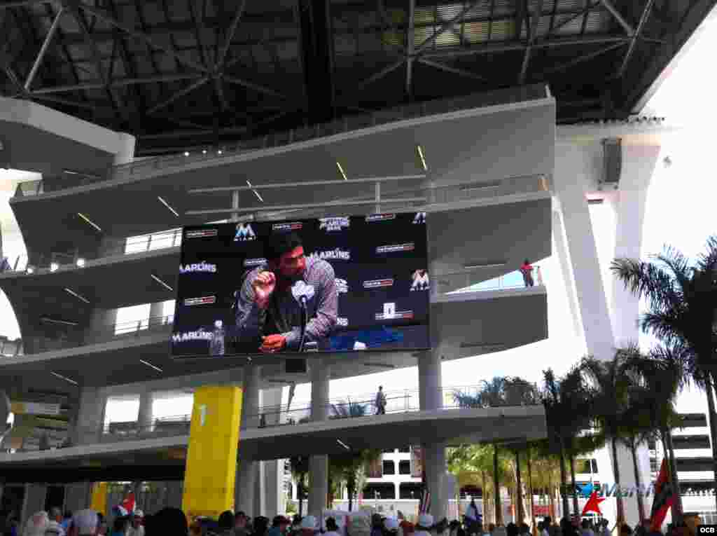Decenas de personas escuchan las palabras de Ozzie Guill&eacute;n en vivo a las aceras del nuevo estadio de los Miami Marli