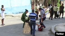 La policía política reprime a Damas de Blanco, en Lawton, La Habana. (Foto: Angel Moya)