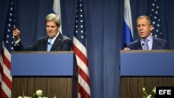 El secretario de Estado de Estados Unidos, John Kerry (i), y el ministro de Asuntos Exteriores ruso Sergei Lavrov (d), pronuncian unas palabras tras la reunión sobre el conflicto sirio que han mantenido en Ginebra, Suiza. 