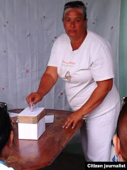 Una de las Damas de Blanco en el momento de emitir su voto.