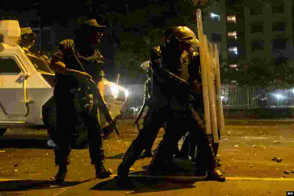 Miembros de la Guardia Nacional Bolivariana (GNB) enfrentan a protestantes viernes 14 de febrero de 2014 en Caracas..