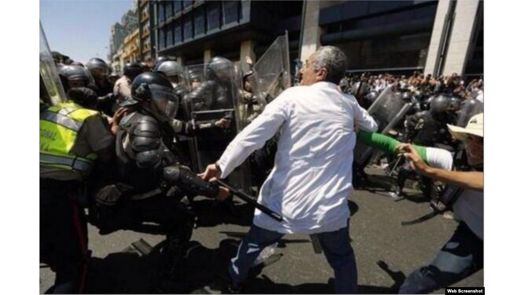 Golpean a un médico venezolano.