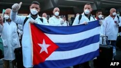M[edicos cubanos llegan a Honduras, el 19 de abril. AFP PHOTO / HONDURAN PRESIDENCY