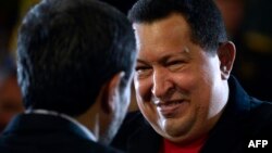 Hugo Chávez (der.) abraza a Mahmoud Ahmadinejad. Foto tomada el 22 de junio de 2012.