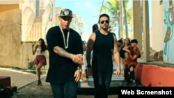 Luis Fonsi y Daddy Yankee cantando "Despacito" durante la filmación en San Juan, Puero Rico