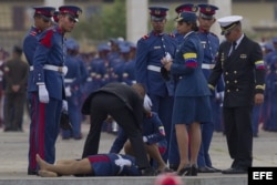 Una cadete se desmaya durante la ceremonia de traslado del féretro del fallecido presidente venezolano Hugo Chávez
