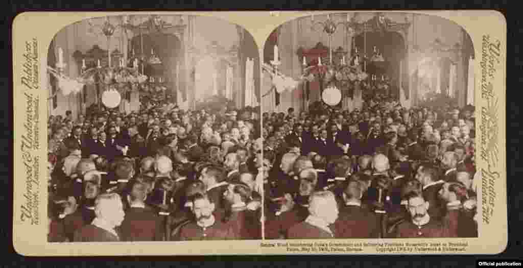 El General Wood transfiere el gobierno a Tomás Estrada Palma en el Palacio de los Capitanes Generales, el 20 de Mayo de 1902. Library of Congress.