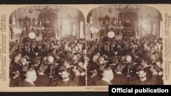 El General Wood transfiere el gobierno a Tomás Estrada Palma en el Palacio el 20 de Mayo de 1902. Library of Congress.