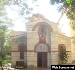 El Templo de los Santos Constantino y Elena, se construyó en los laterales del cementerio Colón, fue el primero ortodoxo en La Habana.