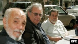 El escritor cubano Rafael Alcides (primero de la izquierda), junto a los poetas Raúl Rivero y Manuel Díaz Martínez.