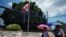 Cubanos caminan en mayo frente a la embajada de Canadá en La Habana (Foto: Reuters/Archivo).
