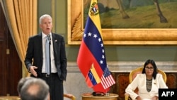 El secretario de Energía de EEUU, Chris Wright, junto a la presidenta interina de Venezuela, Delcy Rodríguez, en Caracas. (AFP)