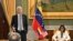 El secretario de Energía de EEUU, Chris Wright, junto a la presidenta interina de Venezuela, Delcy Rodríguez, en Caracas. (AFP)