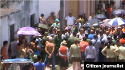 Santa Clara:Acto repudio 28 de julio contra un opositor (al centro con pullover azul).