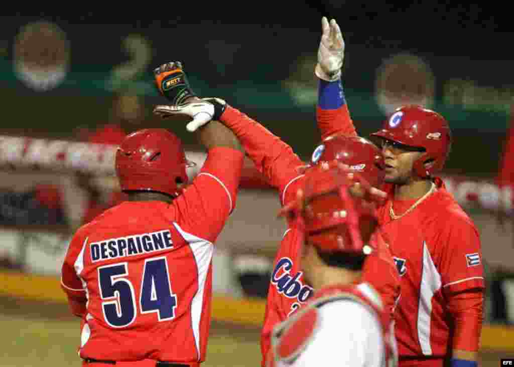 El pelotero Alfredo Despaine (i) celebra la victoria de Cuba sobre México en béisbol, 10x1, el lunes 17 de noviembre de 2014, en el Estadio Beto Ávila, en el marco de los XXII Juegos Centroamericanos y del Caribe Veracruz 2014.