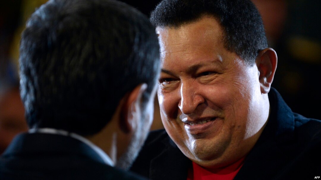 Hugo Chávez (der.) abraza a Mahmoud Ahmadinejad. Foto tomada el 22 de junio de 2012.