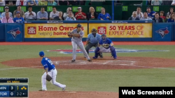 El cubano Kendrys Morales impulsó tres carreras con un doble en la séptima entrada.