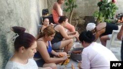 Una fotografía publicada por un miembro del grupo de más de 250 cubanos varados en Haití muestra a cubanos cocinando en un albergue donde se alojan en Puerto Príncipe el 4 de marzo de 2024.
