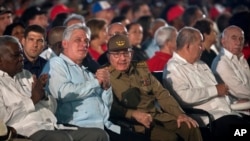De izq. a der. Esteban Lazo, Miguel Díaz-Canel y Raúl Castro, junto a otras figuras de la cúpula gobernante en Cuba. Opositores dijeron en una declaración que "el Estado/Partido es y será incapaz de garantizar los servicios básicos debido a la ineptitud de las autoridades".