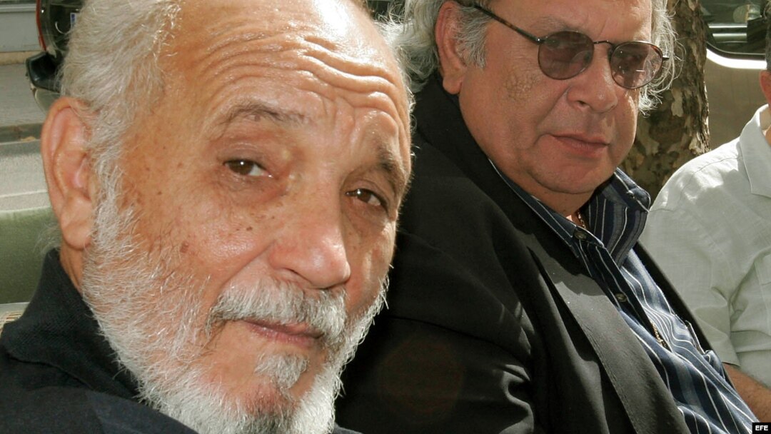 El poeta cubano Rafael Alcides (primero de la izquierda)