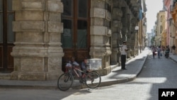 Una calle flanqueada por restaurantes cerrados en La Habana, el 21 de agosto de 2026. ADALBERTO ROQUE / AFP