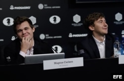 El noruego Magnus Carlsen (i), actual campeón del mundo, y el ruso Sergey Karjakin (d) asistieron este lunes a una rueda de prensa.