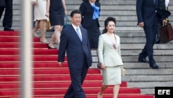 El presidente chino, Xi Jinping (c), y su esposa Peng Liyuan