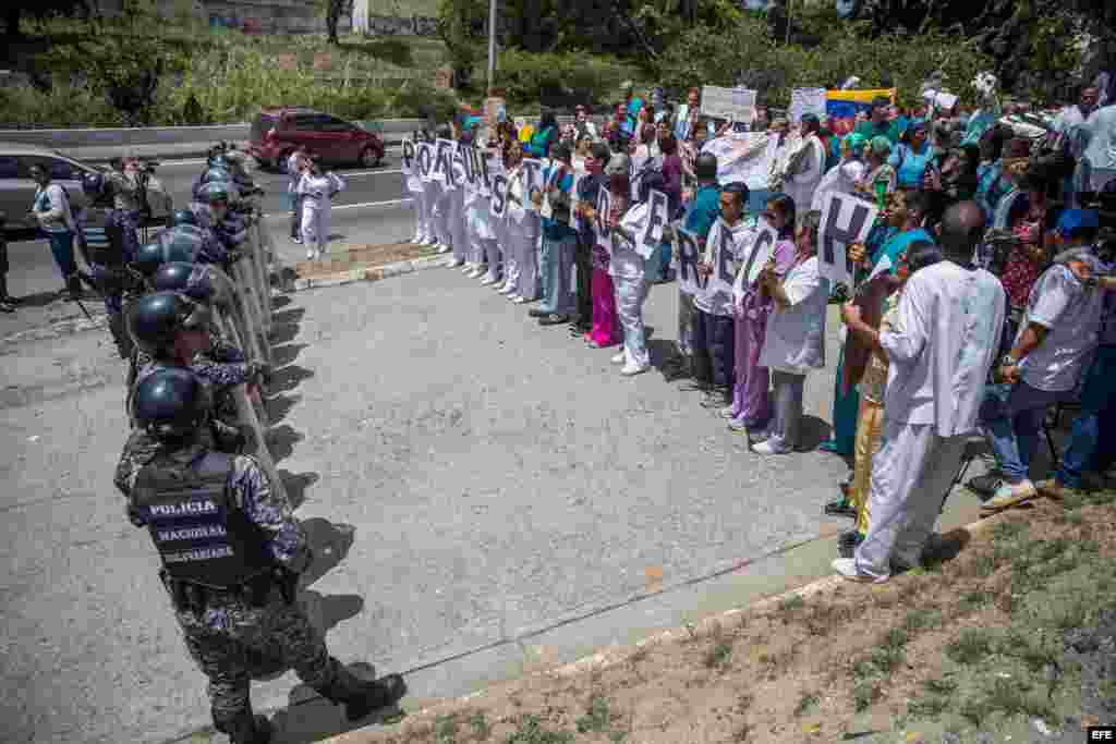 Trabajadores de salud siguen en protestas pese a anuncios de Maduro.