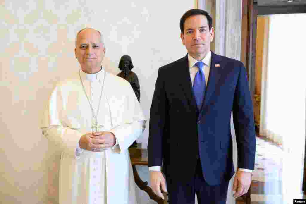 El papa León XIV y el secretario de Estado Marco Rubio posan para una foto antes de un encuentro oficial en el Vaticano. 