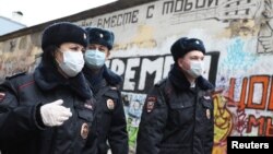 Policías rusos se protegen del coronavirus en Moscú, el 2 de abril del 2020.