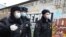 Policías rusos se protegen del coronavirus en Moscú, el 2 de abril del 2020.